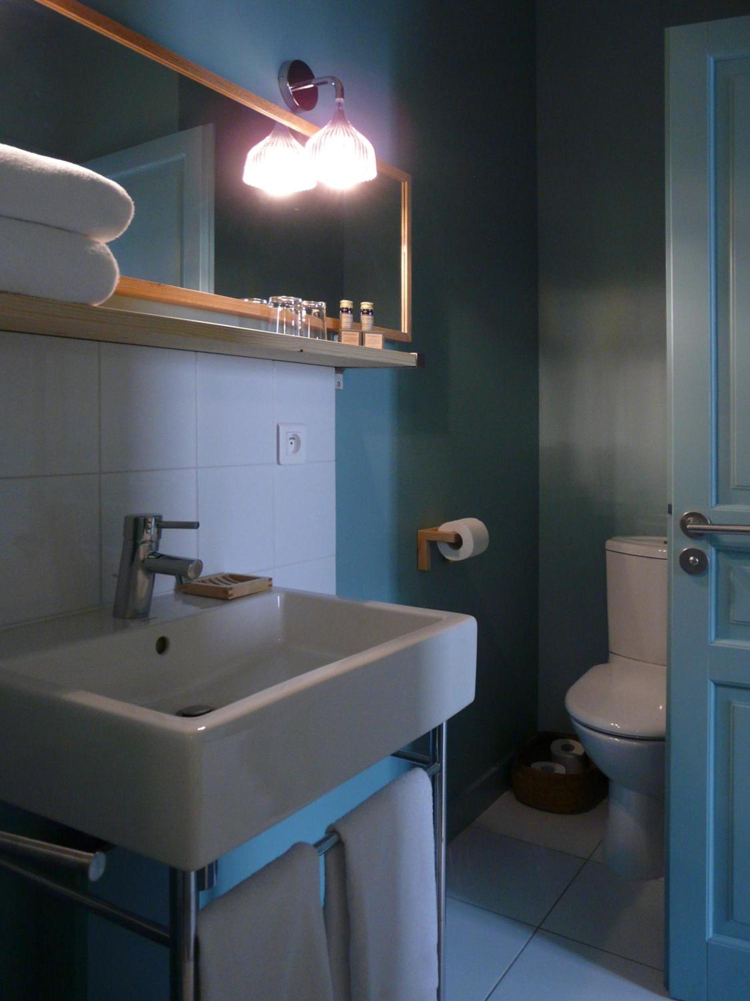 Hotel Courtille De Solutre Bagian luar foto