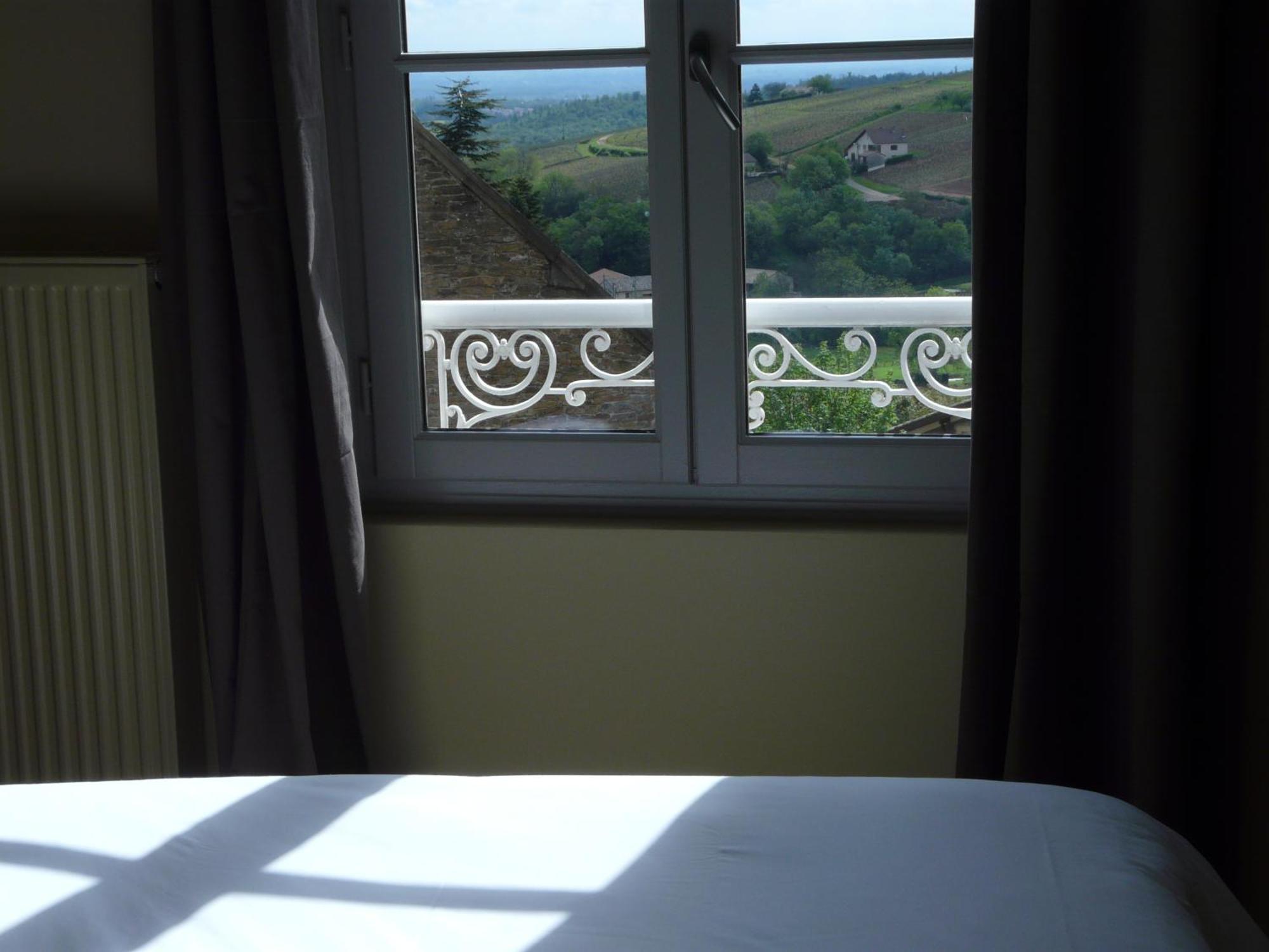 Hotel Courtille De Solutre Bagian luar foto