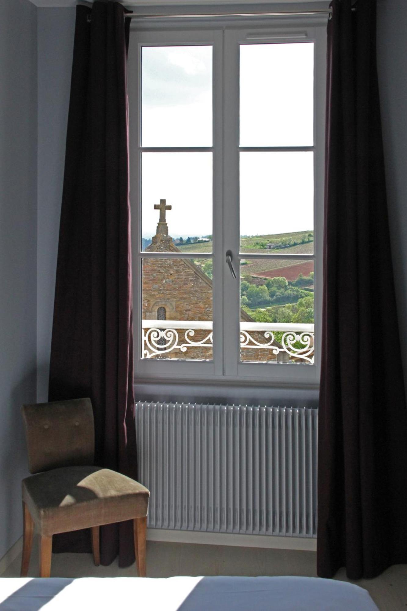 Hotel Courtille De Solutre Bagian luar foto